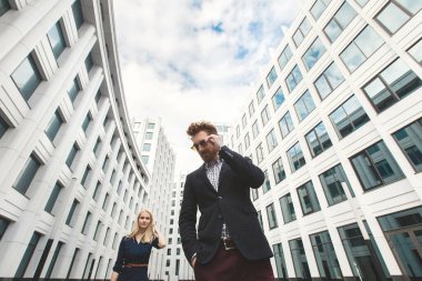 Aşk Hikayesi. Çift erkek arkadaş ve kız arkadaş el ele yürüyor.