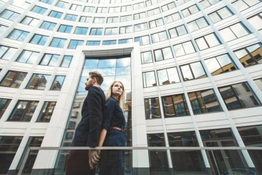 Aşk Hikayesi. Mutlu çift, erkek ve kadın. Yüksek, beyaz bina.