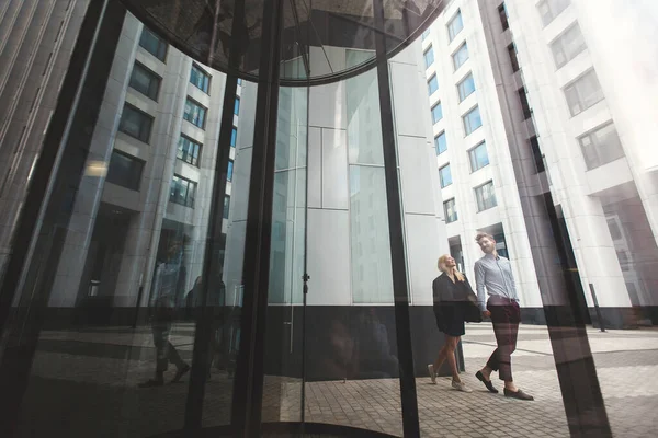 Aşk Hikayesi. Çift erkek arkadaş ve kız arkadaş el ele yürüyor.