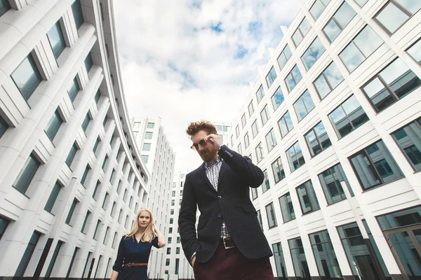 Aşk Hikayesi. Çift erkek arkadaş ve kız arkadaş el ele yürüyor.