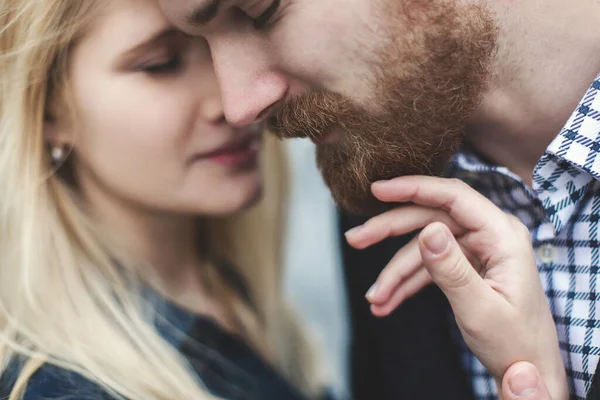 ラブストーリー。幸せなカップルの男と女。高く白い建物. — ストック写真