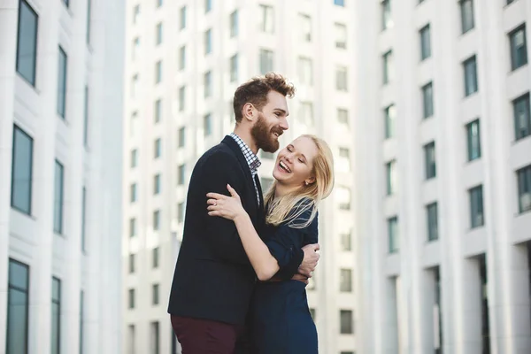 러브 스토리. 행복 한 커플 남녀. 높고, 흰 건물. — 스톡 사진