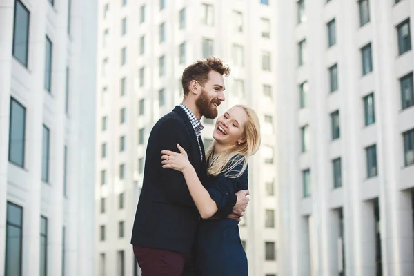 Liebesgeschichte. Glückliches Paar Mann und Frau. Hohes, weißes Gebäude. — Stockfoto