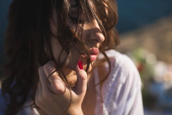 Primer plano de los labios de una chica con su pelo oscuro hacia abajo . — Foto de Stock