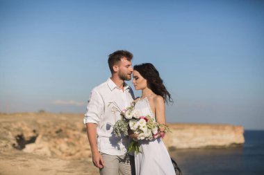 Randevuda genç ve güzel bir çift. Bir kıza sarılıp onu öpen adam..