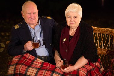 Büyükbabam ve büyükannem parkta çay içerler..