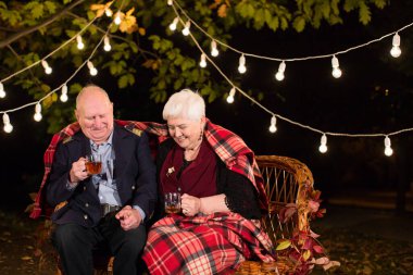 Büyükbabam ve büyükannem parkta çay içerler..