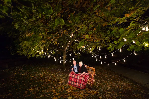 Büyükbabam ve büyükannem parkta çay içerler..