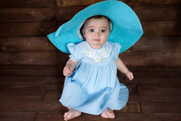 Hermosa chica en vestido azul sobre fondo de madera . — Foto de Stock