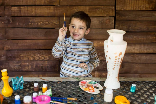 Детские краски с цветными чернилами на деревянной стене . — стоковое фото