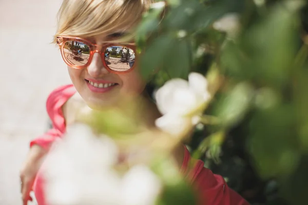 Hermosa chica en el parque. Rosas florecientes. Fuente. . — Foto de Stock