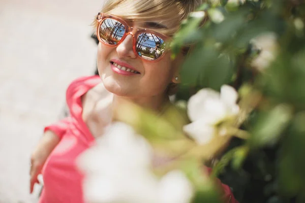 Hermosa chica en el parque. Rosas florecientes. Fuente. . — Foto de Stock