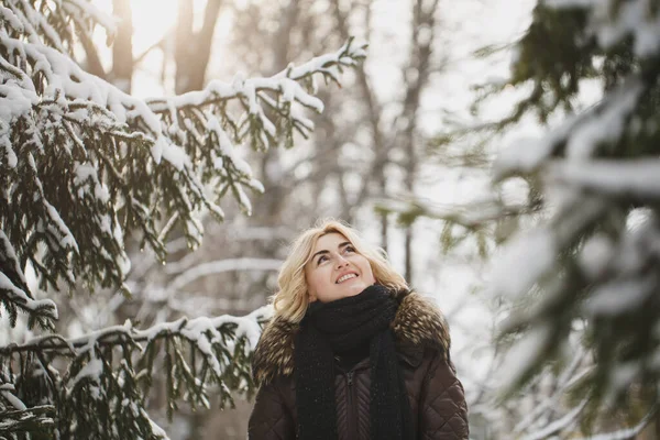 Beautiful woman posing in a winter forest. — Stock Photo, Image