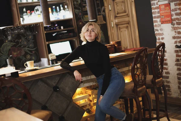 En vacker kvinna bartender i baren. — Stockfoto