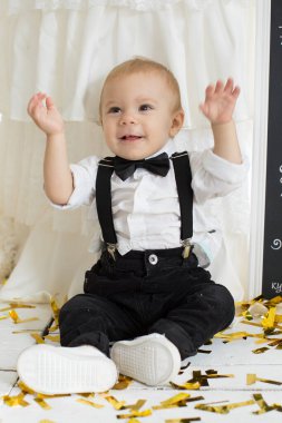 Doğum günü şerefine bir partide smokinli bir çocuk..