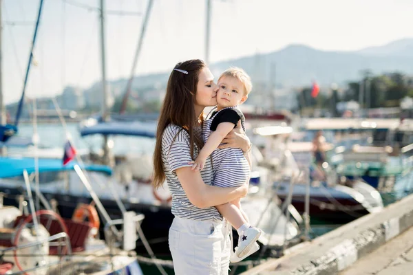 Gelukkig moeder en zoon op zee jacht achtergrond. — Stockfoto