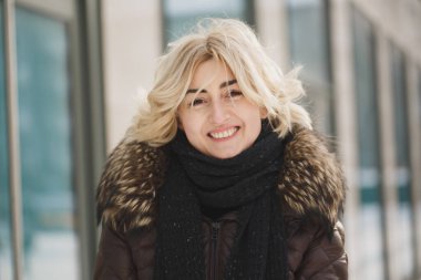 Cam binanın yanında poz veren güzel bir kadın..