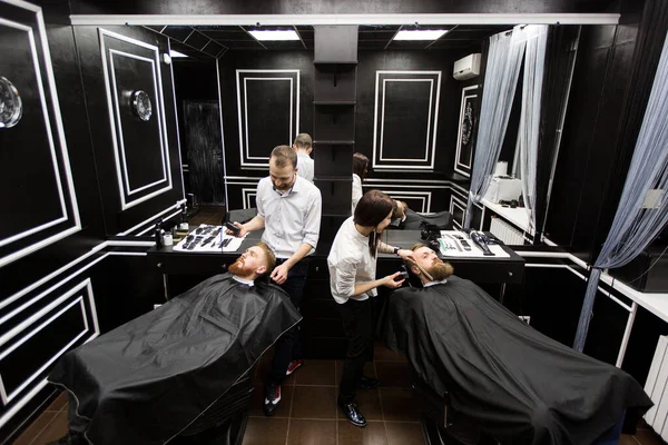 Trabalho numa barbearia. Dois mestres no trabalho . — Fotografia de Stock