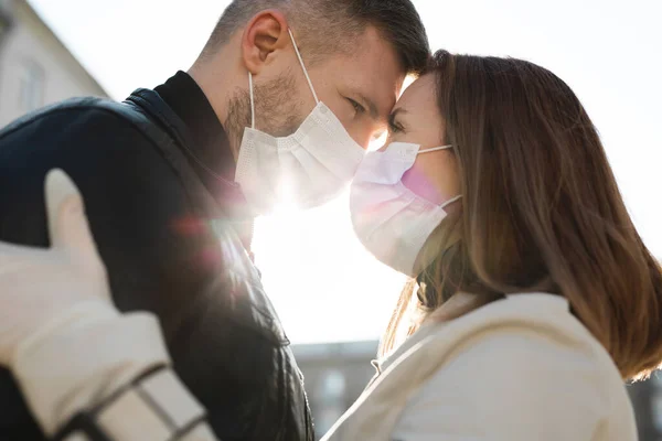 Coppia innamorata, uomo e donna che si baciano in maschera protettiva medica sul viso. Ragazzo, ragazza contro il coronavirus pandemico, protezione da virus. Coperta19 — Foto Stock