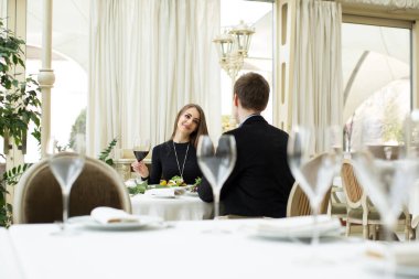 Romantik ilişki kavramı. Güzel bir kadını baştan çıkarmak. Sevgilisine şarap kadehiyle bakmak..