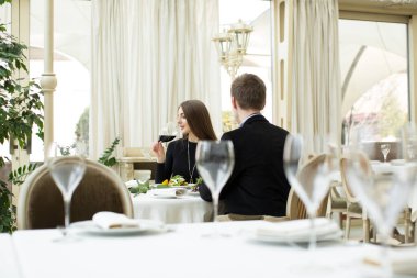 Restoranda şarap içen güzel bir kadın..