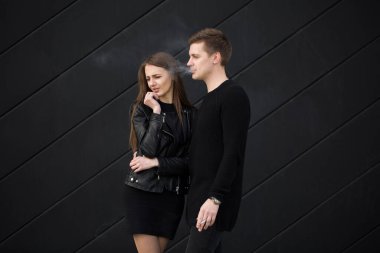 Pasif sigara konsepti. Kadın yüzünü sigara dumanından koruyor.