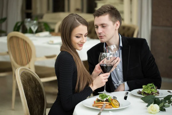 餐厅、夫妇和假日概念- -笑着喝红酒的夫妻. — 图库照片