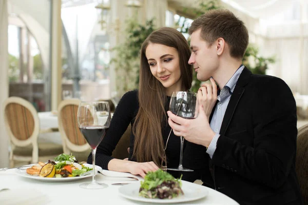 Красивая молодая пара целуется в ресторане. Любовь . — стоковое фото