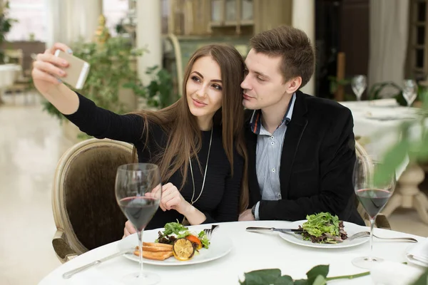 Отдых, технологии, даты, люди и праздники концепция - счастливая пара ужинает и делает селфи на смартфоне в ресторане . — стоковое фото