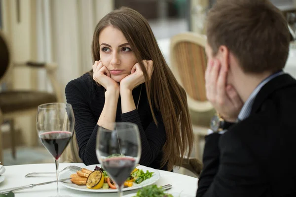 Mujer joven haciendo un gesto de expresión exasperada en una mala cita en el restaurante . — Foto de Stock