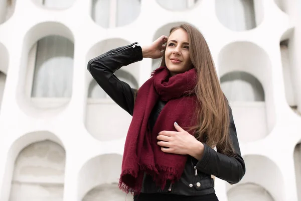 Mode junge Frau in einem schwarzen Felsen auf einer weißen Wand Hintergrund — Stockfoto