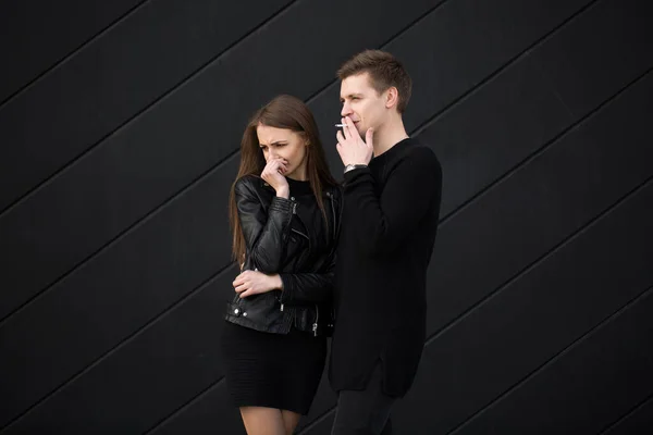 Koncept pasivního kouření. Žena si zakrývá obličej cigaretovým kouřem — Stock fotografie
