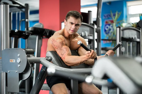 Gyakorlat bicepszre. Fiatal testépítő csinál nehéz súly gyakorlat a bicepsz. — Stock Fotó
