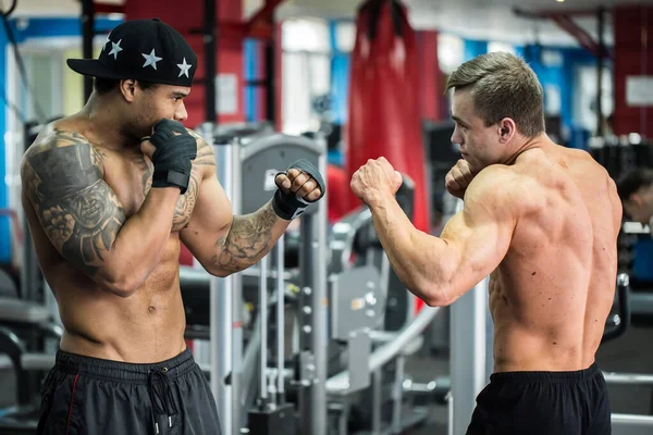 Una imagen de dos hombres en el gimnasio . — Foto de Stock