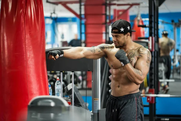 Africano boxeador negro bola de boxeo con guantes de boxeo en el gimnasio . — Foto de Stock