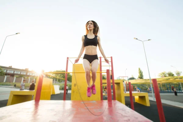 Fitness, sport, träning, park och livsstil koncept - kvinna som tränar med hopprep utomhus. — Stockfoto