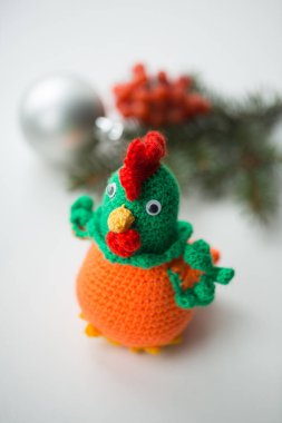 Köknar dalları ve kızılcıklı el yapımı horoz..