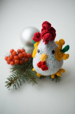 Köknar dalları ve kızılcıklı el yapımı horoz..