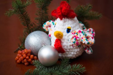 Köknar dalları ve kızılcıklı el yapımı horoz..