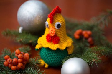 Köknar dalları ve kızılcıklı el yapımı horoz..