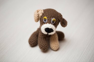 Beyaz arka planda çok renkli ipliklerden örülmüş bir köpek..