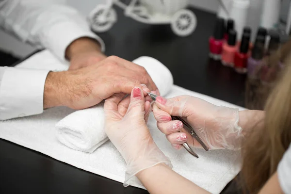 Close-up van een manicure afsnijden van de nagelriemen van de personen vingers. — Stockfoto