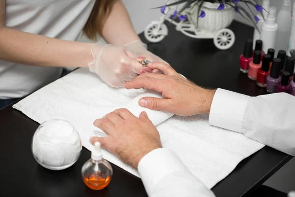Close-up Of A Manicurist Cutting Off The Cuticle From The Persons Fingers. — Stock Photo, Image