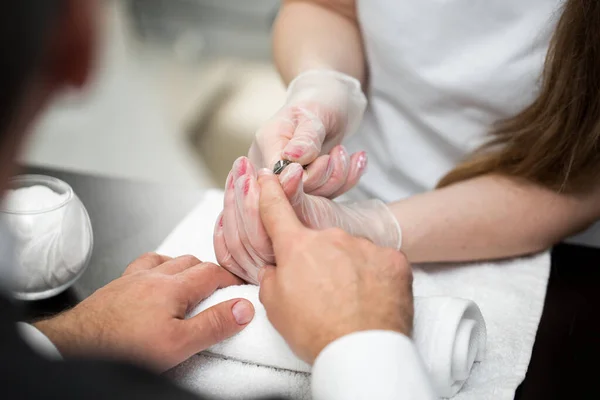 Close-up Of A Manicurist Cutting Off The Cuticle From The Persons Fingers. — Stock Photo, Image