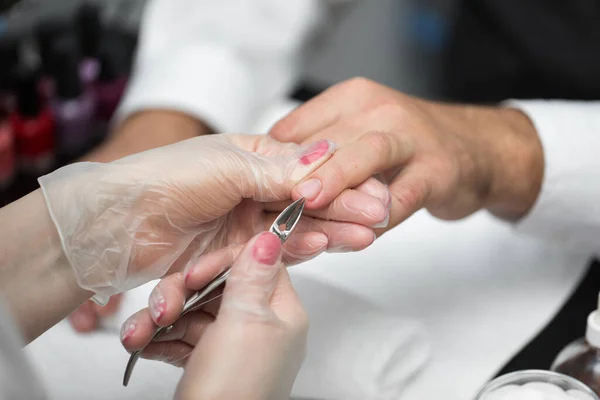 Close-up Of A Manicurist Cutting Off The Cuticle From The Persons Fingers. — Stock Photo, Image