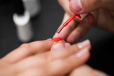 Yakından çekilen adam güzellik salonunda kadına manikür yapıyor..