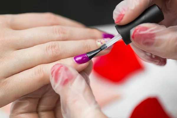 Manicure paznokci kolor różowy. Salon piękności — Zdjęcie stockowe