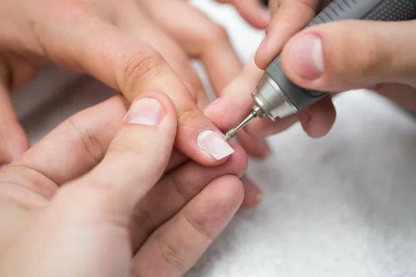 Manicure. Urządzenie usuwa naskórek. Pojęcie pielęgnacji ciała — Zdjęcie stockowe