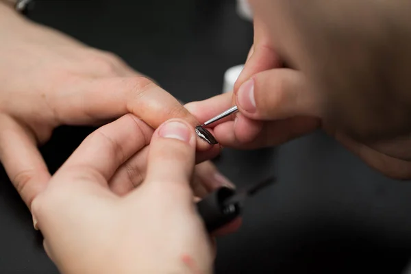 Primer plano disparo hombre haciendo manicura a la mujer en salón de belleza . —  Fotos de Stock