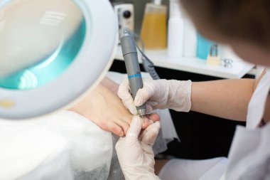 Profesyonel pedikür uzmanı kuaförde pedikür yapıyor..